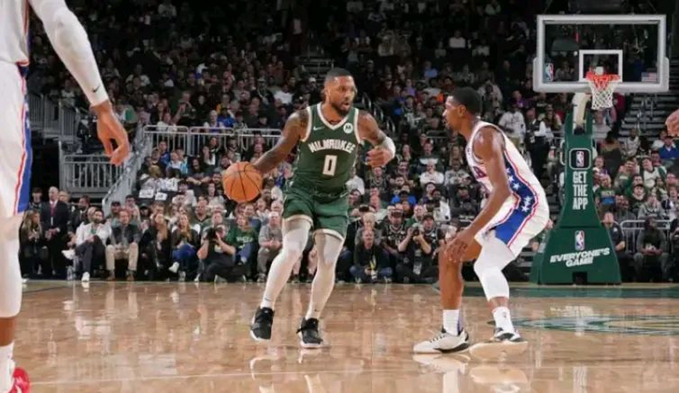 76人逆转广东队，利拉德统治全场