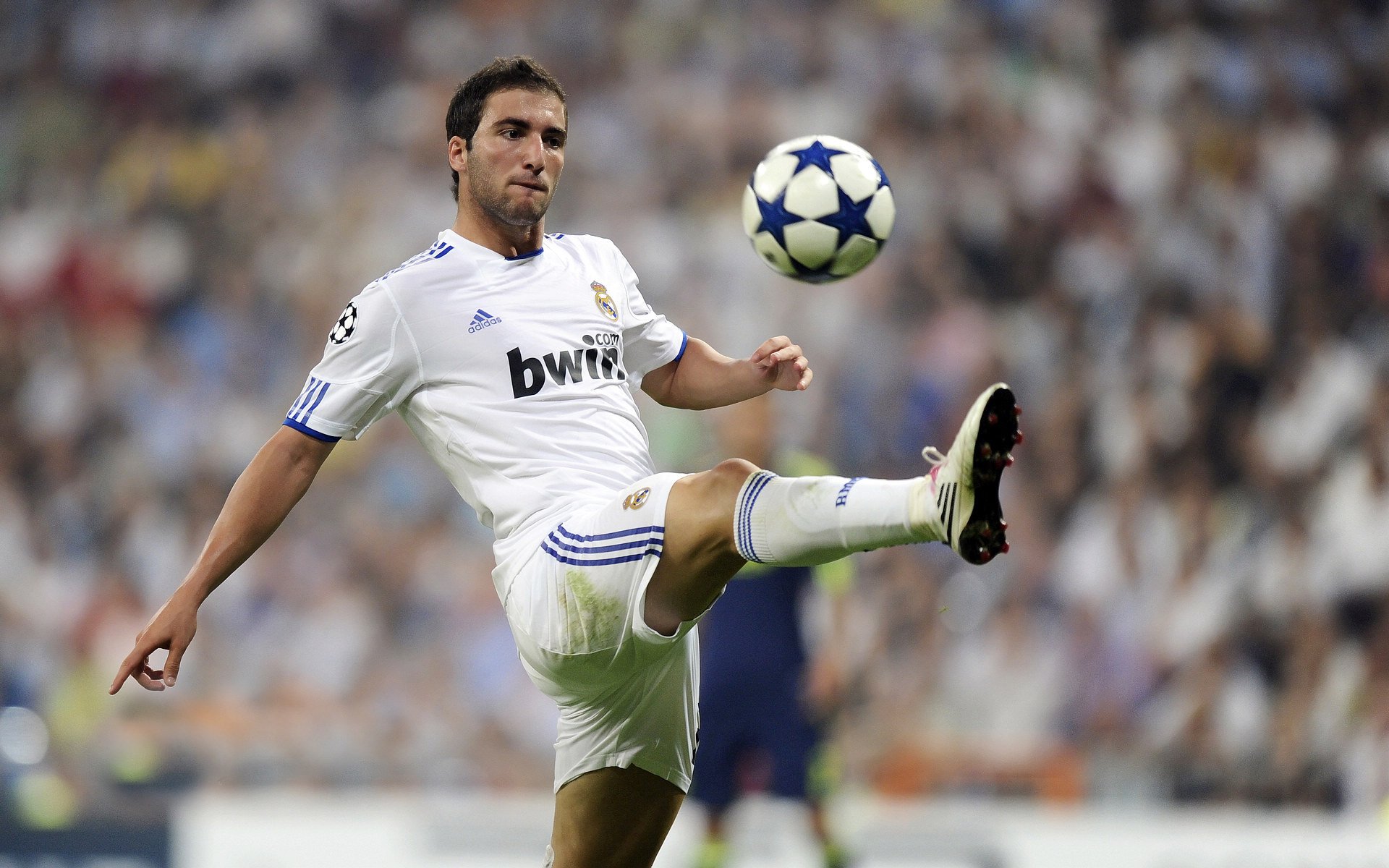 巴尔韦德魔幻舞步撕裂金字塔，乌拉圭引擎彻底打爆哥伦比亚防线