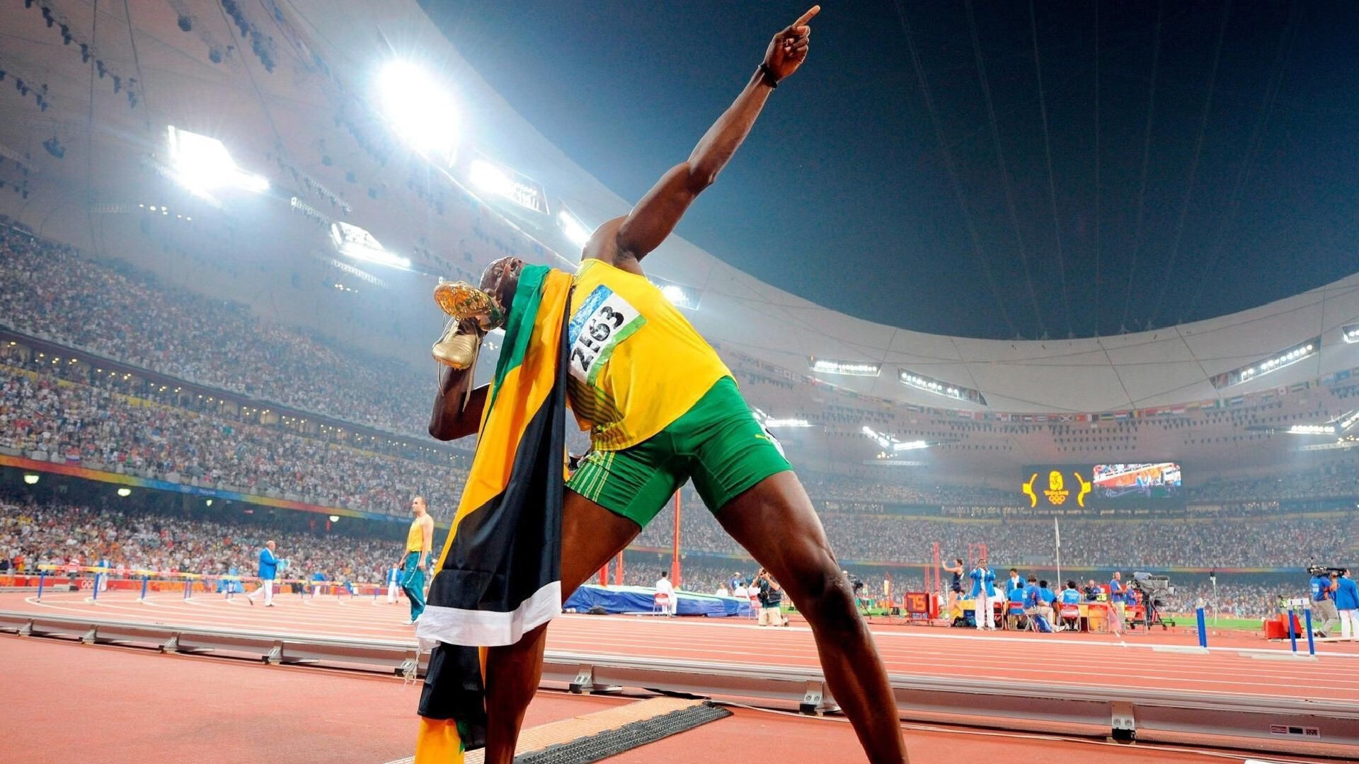 赛道与球场，速度与节奏的双重博弈