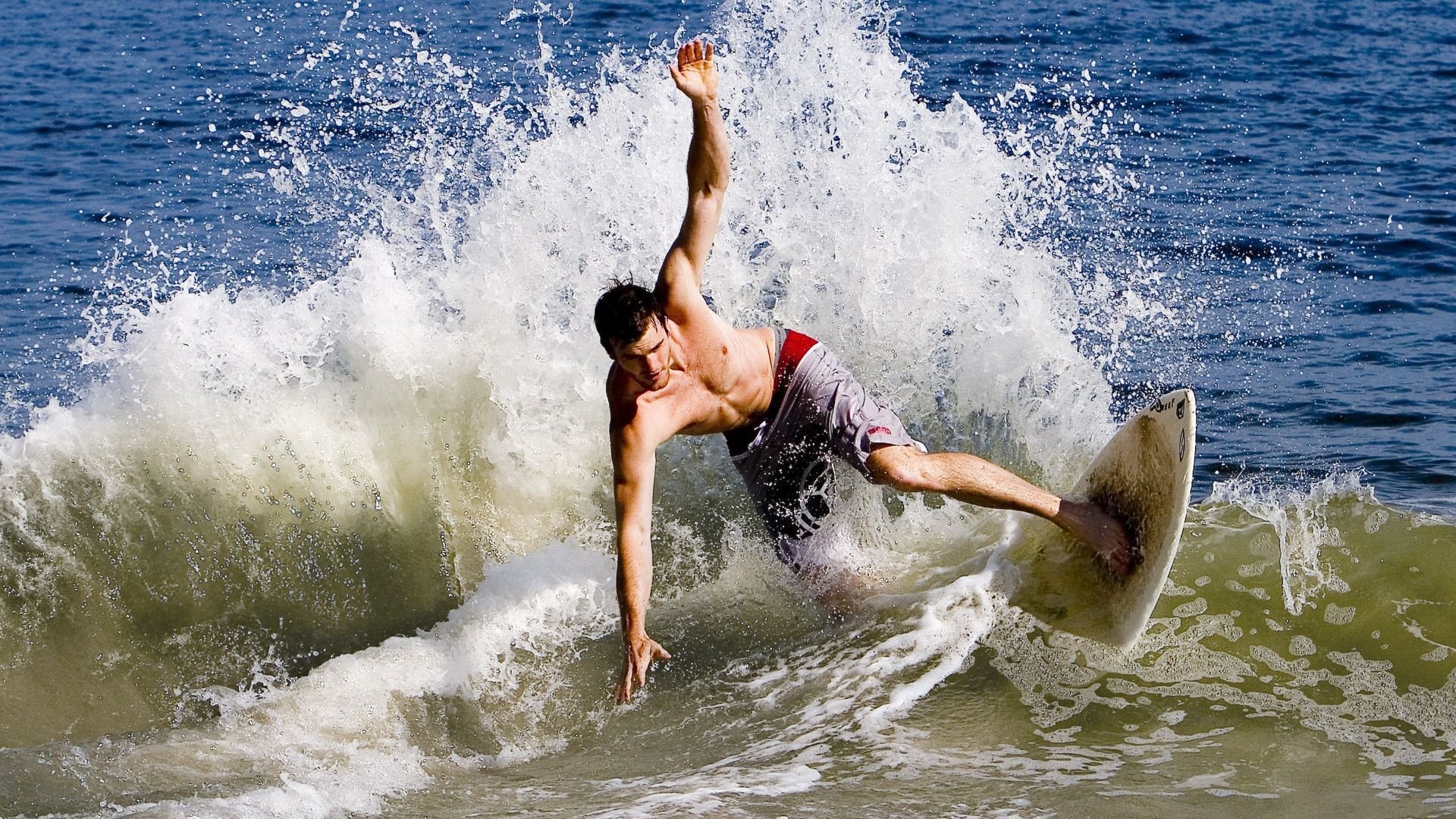 新赛季F1揭幕战焦点战，老鹰掀翻公牛，维斯塔潘的统治与新势力的崛起